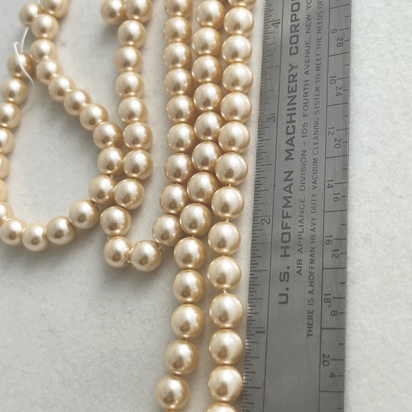 Glass based pearls. - Picture 3 of 3